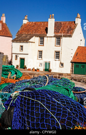 Filets de pêche sur le quai au port de Pittenweem, East Neuk de Fife, en Écosse. Banque D'Images