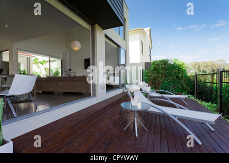 Terrasse extérieure en bois dans hôtel particulier Australienne moderne Banque D'Images