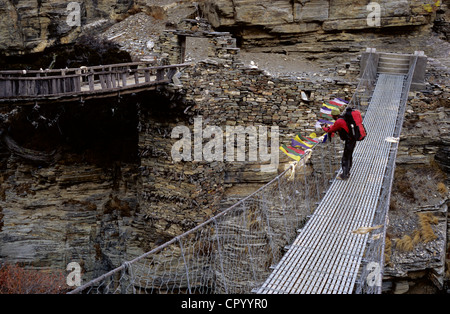 Le Népal, Pokhara Province, le vieux pont et pont suspendu moderne pour rejoindre le village de Naar dans le Nord de l'Annapurnas Banque D'Images