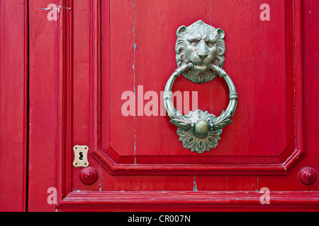 Heurtoir en forme de tête de lion sur la porte avant, La Valette, Malte, Europe Banque D'Images