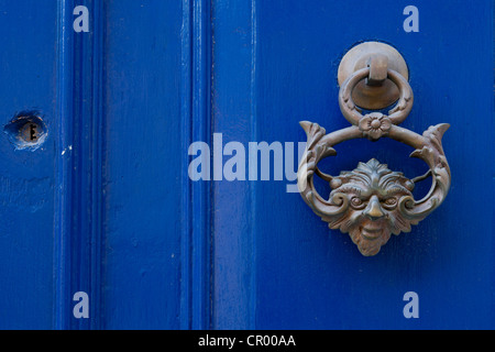 Heurtoir de porte en forme de visage de la porte avant, La Valette, Malte, Europe Banque D'Images