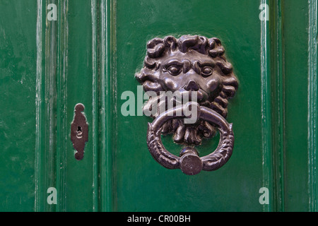 Heurtoir en forme de tête de lion sur la porte d'une maison, La Valette, Malte, Europe Banque D'Images