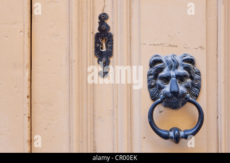 Heurtoir en forme de tête de lion sur la porte d'une maison, La Valette, Malte, Europe Banque D'Images