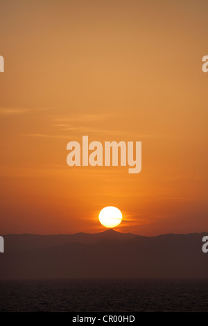 Coucher du soleil sur la Méditerranée avec la côte sud de l'Espagne dans l'arrière-plan. Banque D'Images