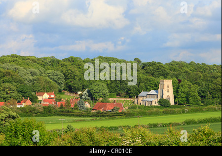 Le village de North Creake dans Norfolk rural montrant l'église de St Mary. Banque D'Images