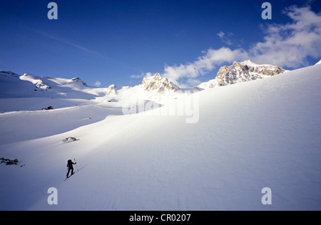 L'Italie, vallée d'Aoste, le ski de randonnée allant jusqu'Punta Galisia (3300m) Banque D'Images