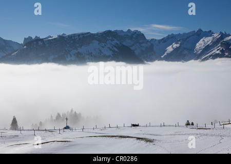 Vue sur le massif de l'Alpstein avec Mt. Saentis et alpage dans la neige, plage de l'Alpstein, Swiss Alps, Switzerland, Europe Banque D'Images