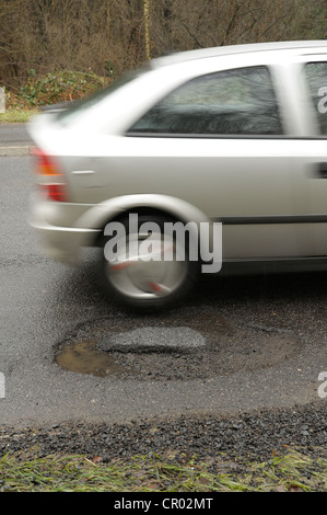 Voiture roulant passé un nid-de-poule, Bergisch Gladbach, Nordrhein-Westfalen, Germany, Europe Banque D'Images