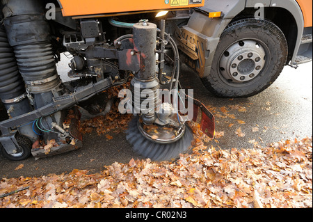 Street Sweeper l'enlèvement des feuilles dans une ville Banque D'Images