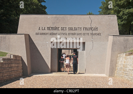 L'entrée de la Tranchée des Baïonnettes Memorial qui commémore une action le 23 juin 1916 près de Verdun, Meuse, France. Banque D'Images