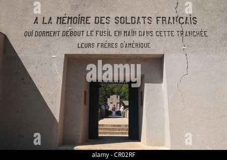 L'entrée de la Tranchée des Baïonnettes Memorial qui commémore une action le 23 juin 1916 près de Verdun, Meuse, France. Banque D'Images