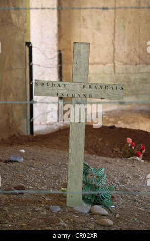 Une croix pour un soldat français inconnu dans la Tranchée des Baïonnettes memorial situé près de Verdun, Meuse, France. Banque D'Images