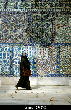 La Turquie, Istanbul, centre historique Patrimoine Mondial de l'UNESCO, corne d'or, Quartier Eyup Eyup, la Mosquée Sultan, femme voilée et Banque D'Images