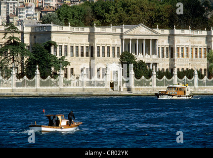 Turquie Istanbul Quartier Besiktas Dolmabahçe Sarayi Dolmabahce sur le bord du Bosphore construit par le Sultan Abdulmecit dans Banque D'Images