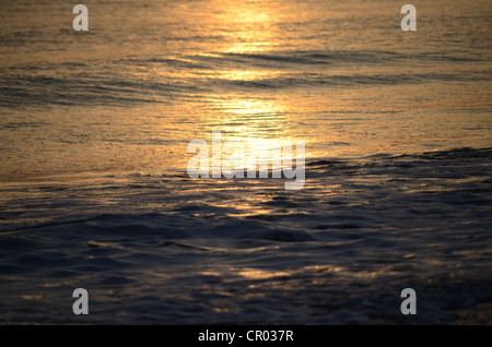 Soir la lumière solaire réfléchie sur une mer calme Banque D'Images