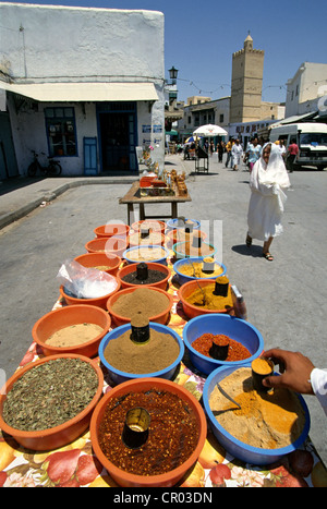 Tunisie, Kairouan, Holly ville classée au Patrimoine Mondial par l'UNESCO, marché, stand d'épices Banque D'Images