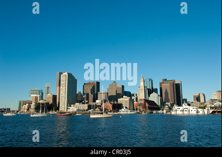 Ensemble de la skyline avec Custom House Tower, du quartier financier, quai Long, vue depuis le port de Boston, Boston, Massachusetts Banque D'Images