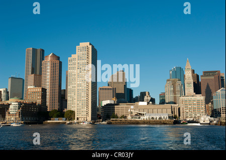 Skyline avec Custom House Tower, du quartier financier, du New England Aquarium, vue depuis le port de Boston, Boston, Massachusetts Banque D'Images