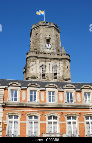 Hôtel de ville avec tour médiévale derrière. La vieille ville de Boulogne-sur-Mer. Pas de Calais. France Banque D'Images