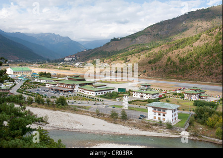 Vue sur l'aéroport à partir de ci-dessus, l'Aéroport International de Paro, PBH, l'Himalaya, le Royaume du Bhoutan, l'Asie du Sud, Asie Banque D'Images