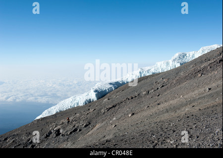 La glace, Rebmann Glacier sur le bord du cratère du Kibo, sommet du pic Uhuru, volcan éteint, le Mont Kilimanjaro National Park Banque D'Images