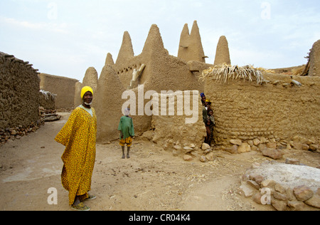 Au Mali, en Pays Dogon, falaise de Bandiagara au Patrimoine Mondial de l'UNESCO, Kameli, Imam en face de la mosquée Banque D'Images