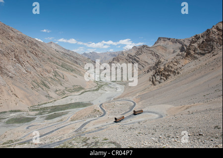 Leh-Manali Highway, une route de montagne, deux camions Tata la route jusqu'à la route sinueuse à la Bara-lacha la col de montagne, 4830 m Banque D'Images