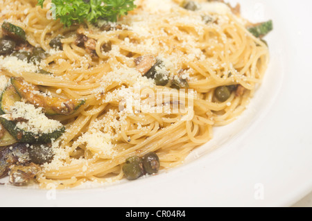 Pasta Con Sarde, les pâtes séchées avec les sardines, cornichons et fromage parmesan. Banque D'Images