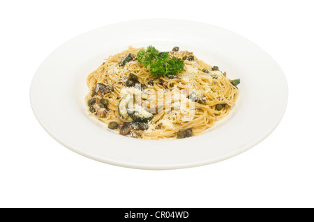 Pasta Con Sarde, les pâtes séchées avec les sardines, cornichons et fromage parmesan. Banque D'Images