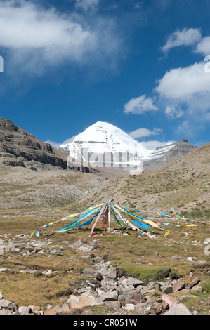 Le bouddhisme tibétain, les drapeaux de prières colorés, sainte couverte de neige Mont Kailash, Gang Rinpoche, montagne face sud avec une fente, Banque D'Images