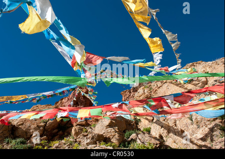 Les drapeaux de prières colorés voletant dans le vent, le bouddhisme tibétain, Choku Gompa monastère, chemin des pèlerins Banque D'Images