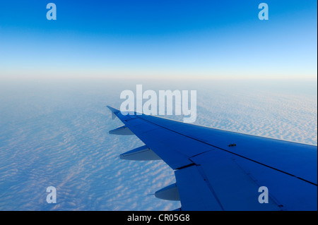 Des ailes d'avion sur une mer de brume, Bâle, Suisse, Europe Banque D'Images