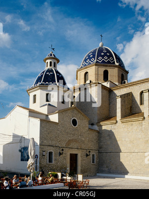 L'Espagne. Province d'Alicante. Square à Altea. Église de la Mare de Déu del Consol. Les gens dans le café en plein air. Banque D'Images