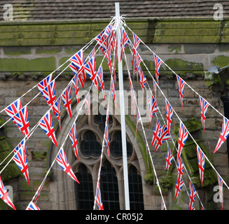 Union Jack noir et tendu au-dessus de la rue dans les Arènes Birmingham UK. Banque D'Images