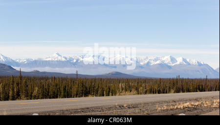 Route de l'Alaska, au nord de Whitehorse, Monts St.-Élie, le parc national et réserve de parc derrière, Territoire du Yukon, Canada Banque D'Images