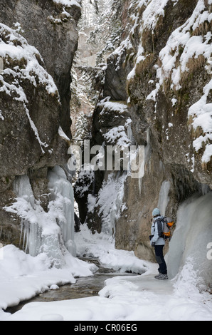 Randonneurs dans le ravin de dolne diery en hiver, le parc national de mala fatra, Slovaquie, Europe Banque D'Images