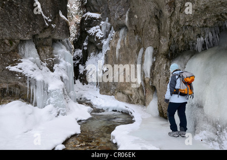 Randonneurs dans le ravin de dolne diery en hiver, le parc national de mala fatra, Slovaquie, Europe Banque D'Images