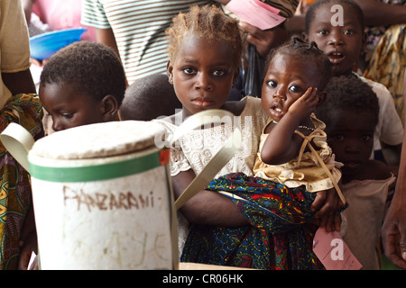 Les enfants attendent de se faire vacciner au cours d'une campagne de vaccination contre la rougeole à l'Panzarani health centre Banque D'Images