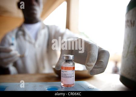 Un agent de santé se prépare à vacciner les enfants au cours d'une campagne de vaccination contre la rougeole à l'Panzarani health centre Banque D'Images