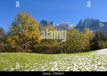 Prairie avec la neige et le kreuzkogel mountain, région des montagnes gesäuse, Styrie, Autriche, Europe Banque D'Images