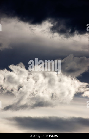 Les formations de nuages inhabituels dans le Colorado sur la fin de l'après-midi de l'éclipse annulaire. Banque D'Images