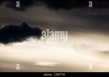 Les formations de nuages inhabituels dans le Colorado sur la fin de l'après-midi de l'éclipse annulaire. Banque D'Images