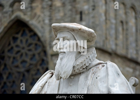 Statue d'Alfred drury de 16e siècle théologien anglican Richard Hooker en dehors de cathédrale d'Exeter, Exeter, Devon, Angleterre Banque D'Images