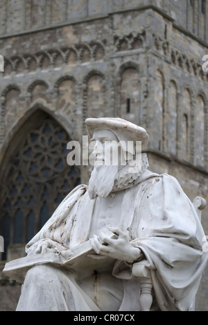 Statue d'Alfred drury de 16e siècle théologien anglican Richard Hooker en dehors de cathédrale d'Exeter, Exeter, Devon, Angleterre Banque D'Images