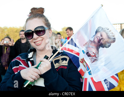 Reveler profitant des célébrations du Jubilé de diamant de la Reine à Hyde Park où des écrans géants ont été mis en place Banque D'Images