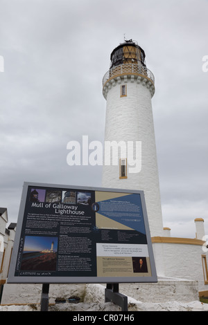 Mull of Galloway signe avec Phare Phare derrière l'Ecosse UK Banque D'Images