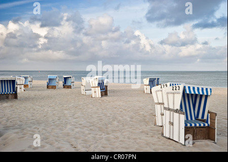 Chaises de plage en osier couvert sur la plage, l'île de Sylt, Hoernum, Schleswig-Holstein, Allemagne, Europe Banque D'Images