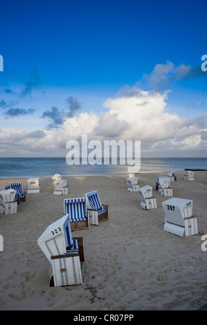 Chaises de plage en osier couvert sur la plage, l'île de Sylt, Hoernum, Schleswig-Holstein, Allemagne, Europe Banque D'Images