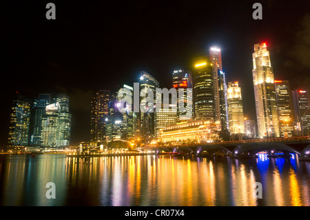 Singapore city skyline at night, donnant sur sur le front de mer de Marina Bay. Banque D'Images