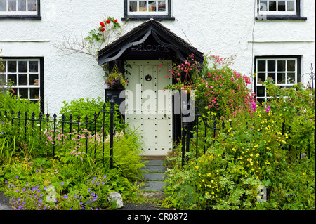 Lakeland cottage pittoresque avec porte avant et panneau de bienvenue, à Troutbeck dans le Parc National du Lake District, Cumbria, Royaume-Uni Banque D'Images
